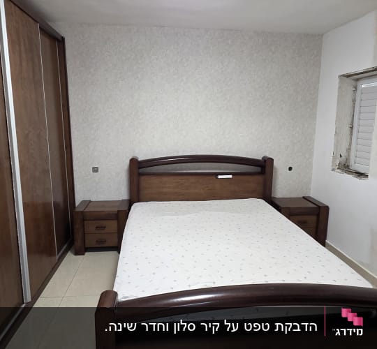 חדר שינה עם מיטה וארון בגדים